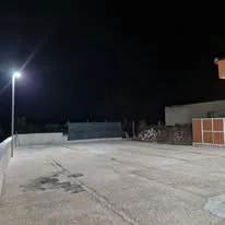 Esterno retro del locale illuminato di notte