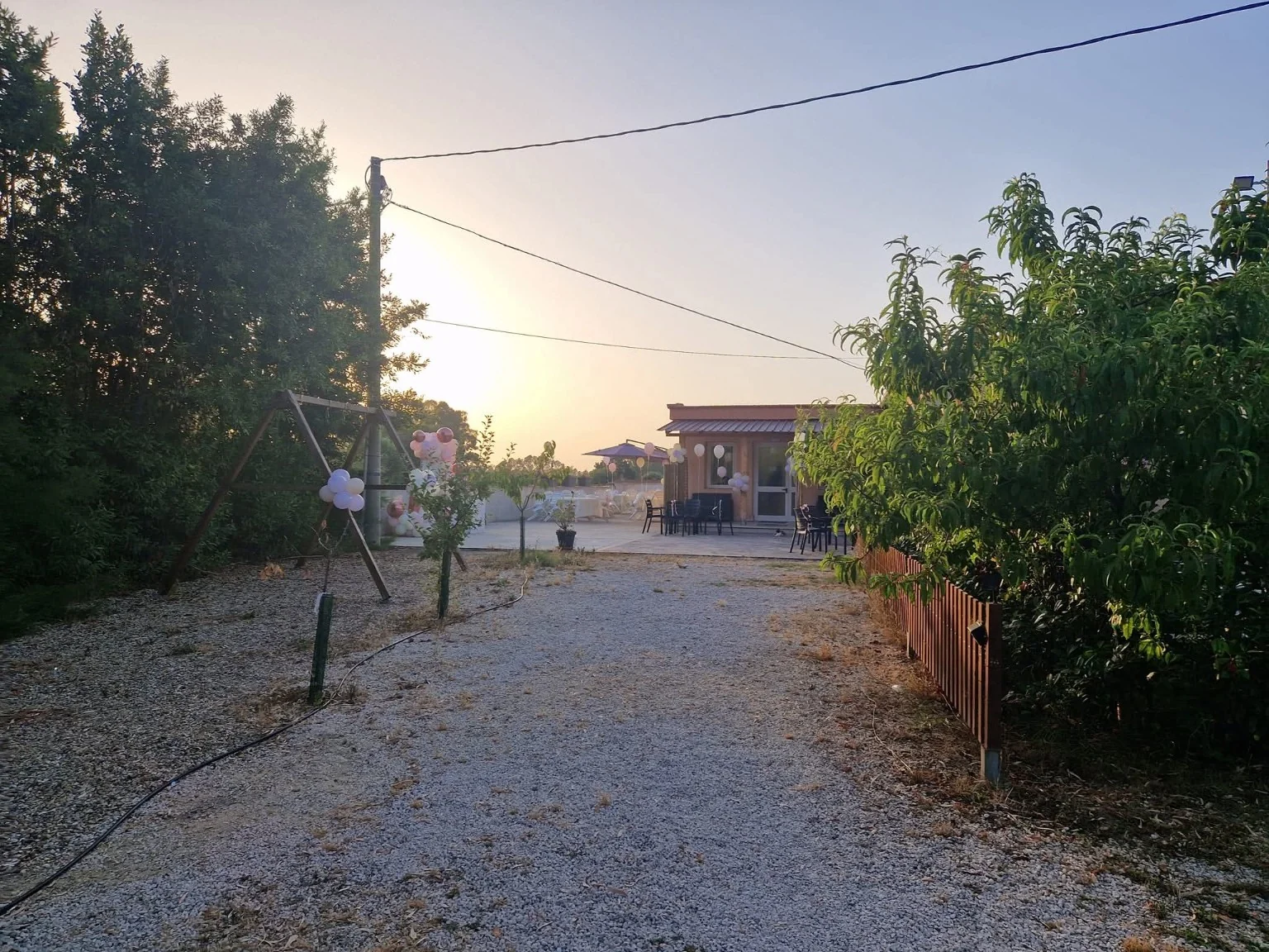 Ingresso e spazio esterno della sala al tramonto