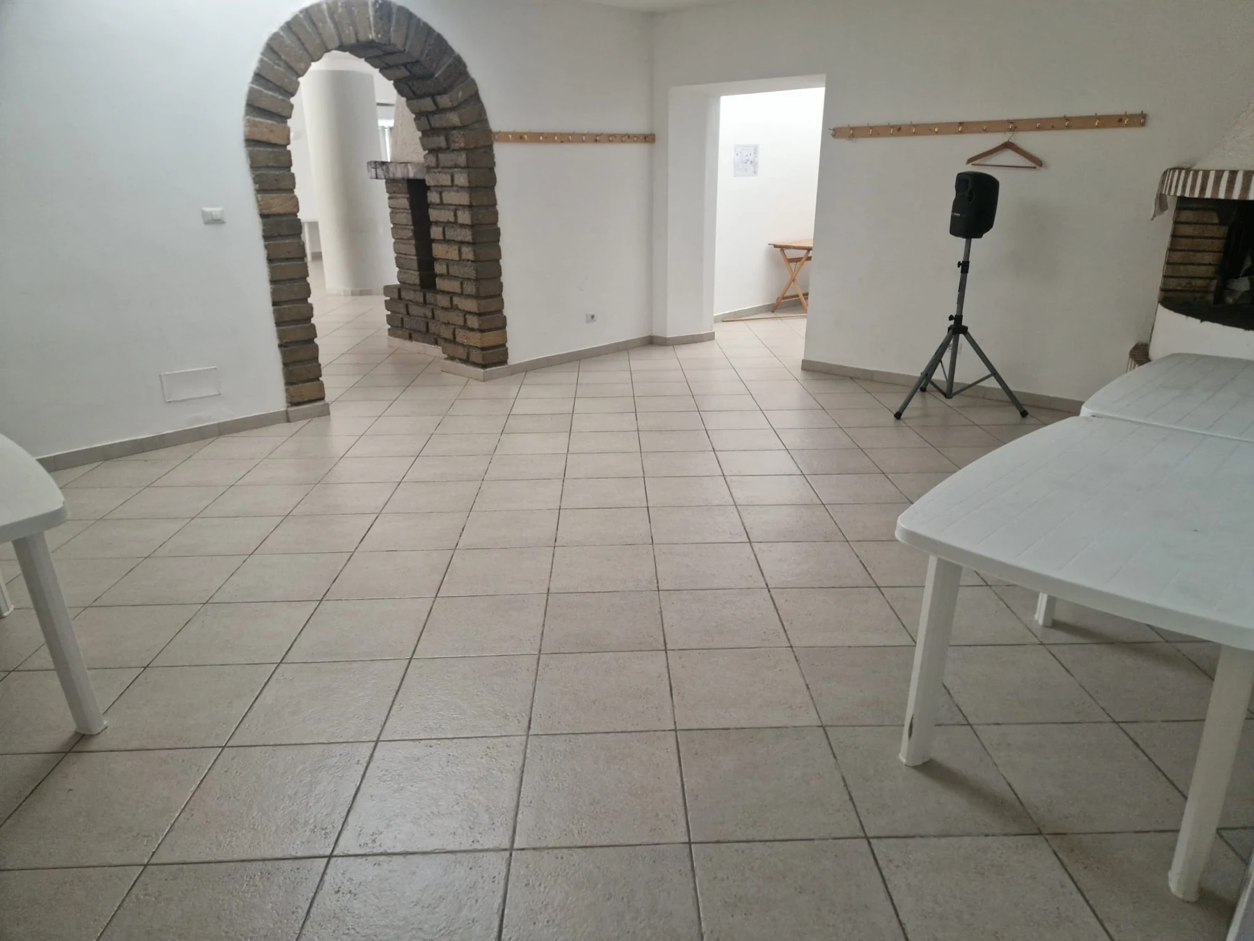 Saletta interna con archi in mattoni