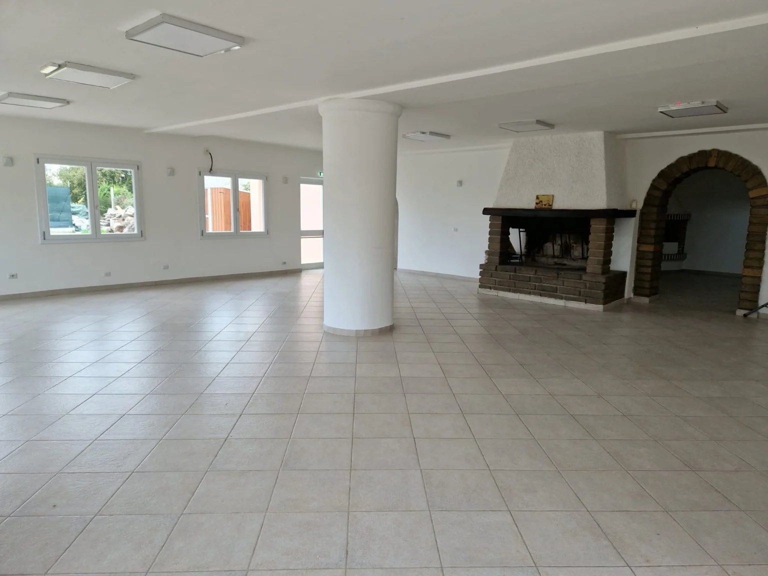 Sala libera pronta per essere allestita