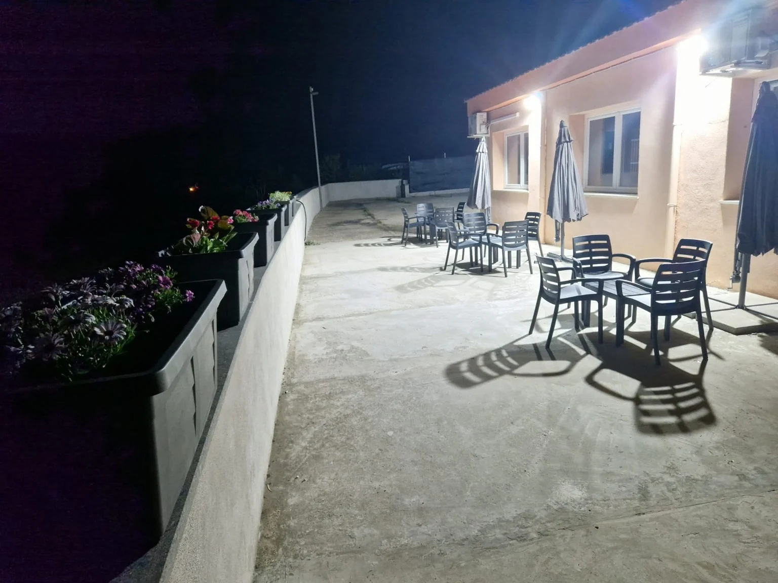 Terrazza esterna illuminata di sera